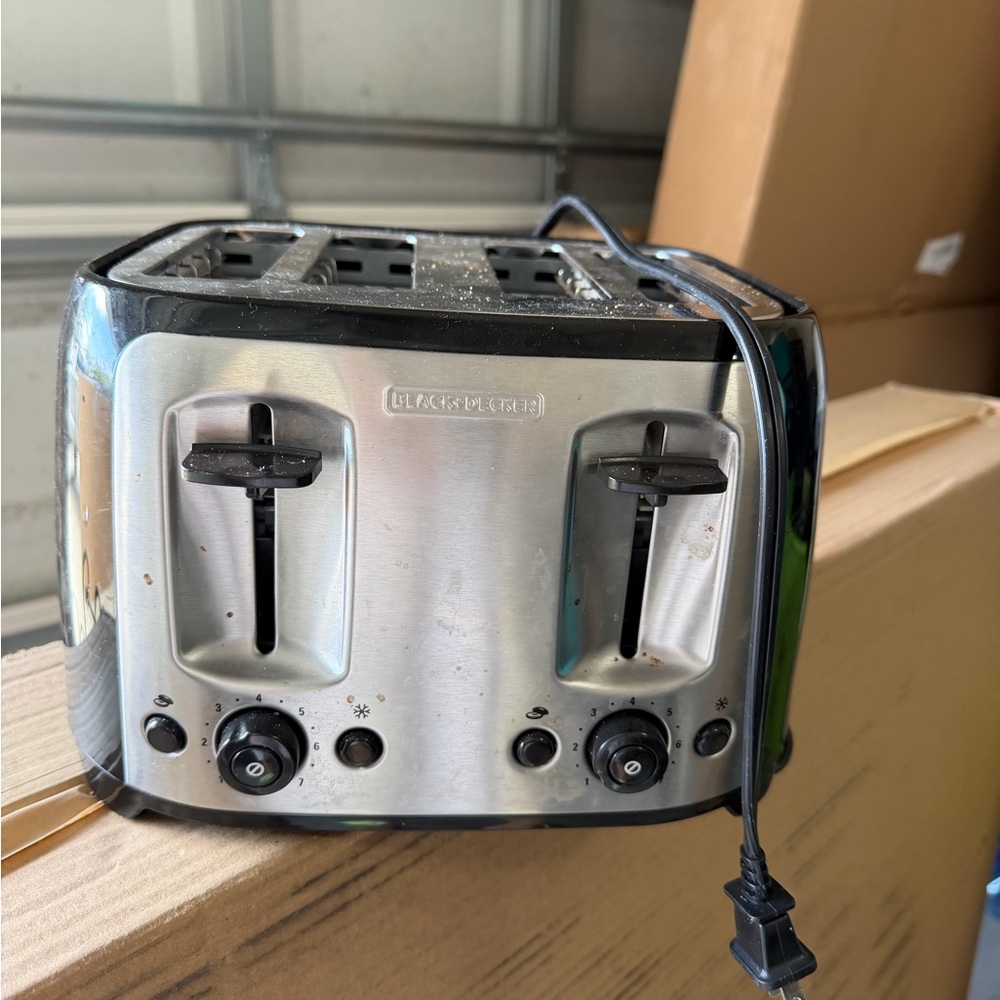 Black & Silver Black & Decker 4-Slot Stainless Toaster